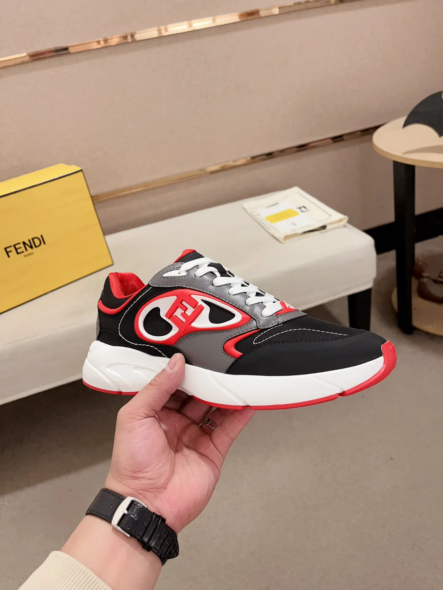 Men's shoes💰: 760💰(Higher version) [Fendi] Fendi's latest casual shoes for men! Available at counters simultaneously! A one-to-one replica of the original. Made entirely of imported top-grain calfskin, the interior is made of top-grain water-dyed cowhide, and the original factory-supplied rubber outsole. Leading new fashion concepts. Matching code: 39-44. 38.45 can be customized and cannot be returned or exchanged!